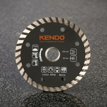 Đĩa cắt kim cương vành Turbo 125×22.23/20/16mm Kendo 61212112 là phụ kiện cắt chuyên nghiệp dành cho máy mài góc và máy cắt cầm tay, chuyên dùng để cắt gạch men, gạch porcelain, đá granite, đá marble, bê tông và các vật liệu xây dựng cứng. Thiết kế vành Turbo giúp tăng tốc độ cắt, cải thiện khả năng thoát nhiệt và giảm ma sát, mang lại đường cắt sắc nét, ổn định và tuổi thọ vượt trội. Sản phẩm phù hợp cho thợ xây dựng, thợ đá và các công trình thi công chuyên nghiệp.