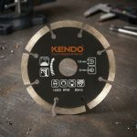 Đĩa cắt kim cương vành phân đoạn 105×20/16mm Kendo 61111012 là phụ kiện cắt chuyên dụng cho bê tông, gạch xây, đá tự nhiên, đá granite và vật liệu xây dựng cứng. Thiết kế vành phân đoạn giúp tăng khả năng thoát nhiệt, giảm ma sát và nâng cao tốc độ cắt. Lưỡi phủ hạt kim cương chất lượng cao mang lại độ bền vượt trội, đường cắt ổn định và hiệu suất làm việc cao trong các công trình xây dựng chuyên nghiệp.