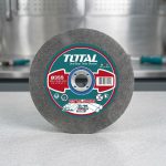 Đĩa cắt kim loại 355mm Total TAC2303558 là sản phẩm chuyên dụng dành cho máy cắt sắt bàn và máy cắt kim loại công nghiệp. Với kích thước 355x3.0x25.4mm, sản phẩm giúp cắt nhanh sắt, thép carbon, thép hộp, thép kết cấu và inox với đường cắt sắc gọn, ít ba via. Đĩa cắt kim loại 355mm Total TAC2303558 được sản xuất từ vật liệu mài mòn chất lượng cao, có khả năng chịu nhiệt tốt, chống mài mòn hiệu quả và đảm bảo độ ổn định trong quá trình làm việc liên tục. Đây là lựa chọn lý tưởng cho các xưởng cơ khí, công trình xây dựng và nhà máy sản xuất chuyên nghiệp.
