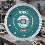 Hình ảnh Đĩa cắt siêu mỏng Total TAC2131801HT 180x22.2mm được thiết kế ultrathin, đường kính 180mm, lỗ 22.2mm, cho khả năng cắt ướt hiệu quả trên gạch men, đá granite, đá marble và vật liệu lát nền. Lưỡi cắt Total TAC2131801HT giúp đường cắt mịn, ít mẻ cạnh, tuổi thọ cao và tối ưu cho máy cắt gạch cầm tay hoặc máy cắt bàn.