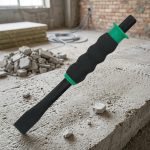 Đục bằng có tay cầm 10mm HCBB1015 được chế tạo từ thép cứng chịu lực cao, trang bị tay cầm bọc cao su chống trượt giúp thao tác an toàn và giảm rung hiệu quả. Sản phẩm phù hợp cho các công việc đục phá bê tông, gạch đá, loại bỏ lớp vữa cũ và ứng dụng trong xây dựng, cơ khí, sửa chữa chuyên nghiệp.