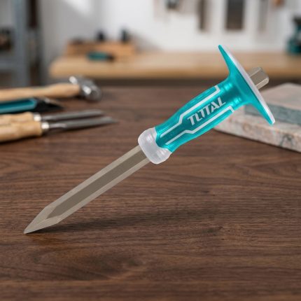 Hình ảnh Đục bê tông mũi nhọn Total THT4421219 4x305mm chính hãng với thiết kế đầu nhọn sắc bén, thân thép hợp kim cường lực và tay cầm chống trượt tích hợp tấm chắn bảo vệ tay. Sản phẩm chuyên dùng để đục phá bê tông, gạch, đá, vữa xi măng và các vật liệu xây dựng cứng bằng phương pháp thủ công. Với chiều dài 305mm và đầu đục 4mm, sản phẩm mang lại khả năng truyền lực hiệu quả, độ bền cao và đáp ứng tốt nhu cầu thi công chuyên nghiệp.