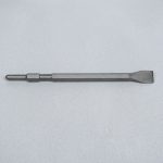 Hình ảnh thể hiện Đục dẹp 17 - L 280 mm x 20mm TTP USA 202-2028017-1-TCT được chế tạo từ thép hợp kim cường lực với lưỡi đục dẹp rộng 20 mm, chuyên dùng để đục phá bê tông, bóc tách gạch ốp, lớp vữa xi măng và xử lý bề mặt vật liệu xây dựng cứng. Sản phẩm có chiều dài 280 mm giúp thao tác linh hoạt, chịu va đập tốt, chống mài mòn hiệu quả và phù hợp cho các công việc xây dựng, sửa chữa, cải tạo công trình chuyên nghiệp.