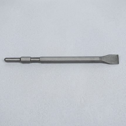 Hình ảnh thể hiện Đục dẹp 17 - L 280 mm x 20mm TTP USA 202-2028017-1-TCT được chế tạo từ thép hợp kim cường lực với lưỡi đục dẹp rộng 20 mm, chuyên dùng để đục phá bê tông, bóc tách gạch ốp, lớp vữa xi măng và xử lý bề mặt vật liệu xây dựng cứng. Sản phẩm có chiều dài 280 mm giúp thao tác linh hoạt, chịu va đập tốt, chống mài mòn hiệu quả và phù hợp cho các công việc xây dựng, sửa chữa, cải tạo công trình chuyên nghiệp.