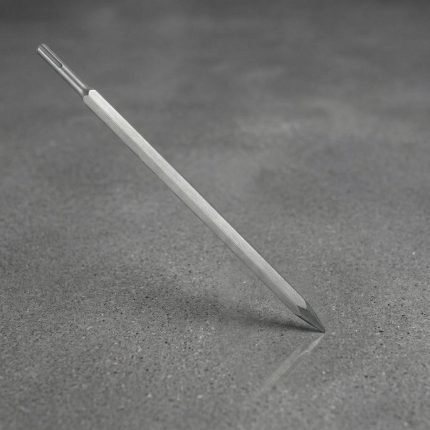 Đục dẹp L 280 mm x 20mm TTP USA 202-2028014-2-TCT là dụng cụ chuyên dụng dùng để đục phá bê tông, bóc lớp vữa, tạo rãnh và xử lý bề mặt vật liệu xây dựng cứng một cách nhanh chóng và hiệu quả. Sản phẩm được chế tạo từ thép hợp kim chất lượng cao, có khả năng chịu va đập mạnh, chống mài mòn tốt và duy trì độ bền trong quá trình sử dụng liên tục. Với thiết kế chiều dài 280 mm cùng lưỡi đục dẹp rộng 20 mm, sản phẩm giúp tối ưu lực tác động, nâng cao năng suất thi công cho thợ xây dựng, cơ khí và bảo trì công nghiệp. Đây là lựa chọn lý tưởng cho các công việc đục phá chuyên nghiệp đòi hỏi độ chính xác và độ bền cao.