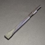 Hình ảnh Đục dẹp L 350 mm x 30mm TTP USA 202-3035014-2-TCT chính hãng được thiết kế với thân thép hợp kim cường lực và lưỡi đục dẹp rộng 30mm, mang lại khả năng đục phá bê tông, gạch đá và lớp vữa cứng nhanh chóng, hiệu quả. Sản phẩm có chiều dài 350mm, chịu va đập tốt, chống mài mòn cao, phù hợp sử dụng cùng búa đục chuyên dụng trong thi công xây dựng, cải tạo công trình, lắp đặt hệ thống kỹ thuật và gia công cơ khí. Đây là lựa chọn tối ưu cho thợ xây dựng và đơn vị thi công chuyên nghiệp cần một dụng cụ đục phá bền bỉ, hiệu suất cao.