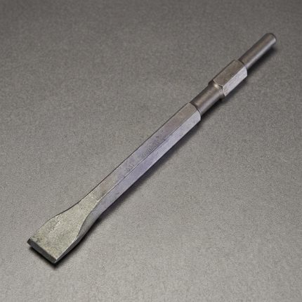Hình ảnh Đục dẹp L 350 mm x 30mm TTP USA 202-3035014-2-TCT chính hãng được thiết kế với thân thép hợp kim cường lực và lưỡi đục dẹp rộng 30mm, mang lại khả năng đục phá bê tông, gạch đá và lớp vữa cứng nhanh chóng, hiệu quả. Sản phẩm có chiều dài 350mm, chịu va đập tốt, chống mài mòn cao, phù hợp sử dụng cùng búa đục chuyên dụng trong thi công xây dựng, cải tạo công trình, lắp đặt hệ thống kỹ thuật và gia công cơ khí. Đây là lựa chọn tối ưu cho thợ xây dựng và đơn vị thi công chuyên nghiệp cần một dụng cụ đục phá bền bỉ, hiệu suất cao.