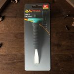 Hình ảnh thể hiện Đục dẹt 12x150mm Korper KP-138-01-12 chính hãng với thiết kế tay cầm chống trượt, tấm chắn bảo vệ tay an toàn và lưỡi đục dẹt sắc bén rộng 12 mm. Sản phẩm được chế tạo từ thép hợp kim chịu lực cao, chuyên dùng để đục, cắt, tạo rãnh trên kim loại, bê tông mỏng, gạch và các vật liệu xây dựng khác. Với chiều dài 150 mm, sản phẩm mang lại khả năng thao tác linh hoạt, độ bền vượt trội và phù hợp cho thợ cơ khí, xây dựng cũng như công tác sửa chữa chuyên nghiệp.