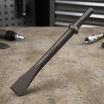 Đục dẹt KAJA18A1 là dụng cụ đục chuyên dụng được chế tạo từ thép hợp kim có độ cứng cao, khả năng chịu va đập mạnh và chống mài mòn hiệu quả. Thiết kế đầu đục dẹt bản rộng giúp loại bỏ lớp vữa cũ, đục phá bê tông mỏng, bóc gạch ốp lát và xử lý bề mặt vật liệu nhanh chóng. Đục dẹt KAJA18A1 phù hợp cho các công việc xây dựng, cải tạo công trình, cơ khí và bảo trì công nghiệp, đảm bảo hiệu suất làm việc cao và độ bền lâu dài.