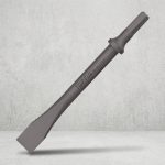 Đục dẹt KAJA18A1 là dụng cụ đục chuyên dụng được chế tạo từ thép hợp kim có độ cứng cao, khả năng chịu va đập mạnh và chống mài mòn hiệu quả. Thiết kế đầu đục dẹt bản rộng giúp loại bỏ lớp vữa cũ, đục phá bê tông mỏng, bóc gạch ốp lát và xử lý bề mặt vật liệu nhanh chóng. Đục dẹt KAJA18A1 phù hợp cho các công việc xây dựng, cải tạo công trình, cơ khí và bảo trì công nghiệp, đảm bảo hiệu suất làm việc cao và độ bền lâu dài.