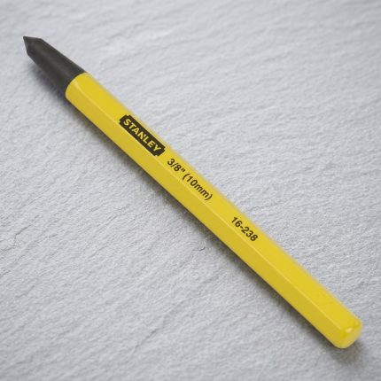 Hình ảnh Đục lấy dấu Stanley 16-236 (3/8") chính hãng được thiết kế chuyên dụng để tạo dấu định vị, đánh tâm lỗ khoan và hỗ trợ gia công cơ khí với độ chính xác cao. Sản phẩm được chế tạo từ thép hợp kim cứng, có khả năng chịu lực tác động lớn, chống biến dạng và chống mài mòn hiệu quả. Với kích thước đầu đục 3/8 inch cùng thiết kế thân lục giác phủ sơn vàng đặc trưng của Stanley, dụng cụ phù hợp cho thợ cơ khí, kỹ thuật viên bảo trì, xưởng gia công kim loại và các công việc lắp ráp yêu cầu độ chính xác cao.