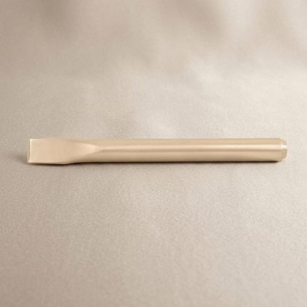 Hình ảnh Đục nguội đầu bằng chống cháy nổ 14×160mm SATA 31171 chính hãng, chế tạo từ hợp kim chống phát tia lửa, chuyên dùng để đục cắt kim loại, loại bỏ ba via và xử lý bề mặt trong môi trường dễ cháy nổ như dầu khí, hóa chất, khai thác mỏ và nhà máy công nghiệp, đảm bảo an toàn và độ bền cao.