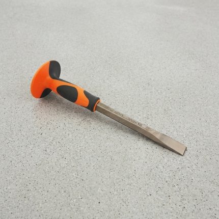 Hình ảnh Đục nguội loại dẹp Kendo 26502 16×300mm chính hãng với thiết kế đầu đục dẹp rộng 16mm, thân thép hợp kim cường lực và tay cầm bọc cao su chống trượt giúp thao tác chắc chắn, an toàn. Sản phẩm chuyên dùng để đục kim loại, cắt ba via, loại bỏ mối hàn, gia công cơ khí và sửa chữa máy móc. Với chiều dài 300mm, đục nguội Kendo 26502 mang lại khả năng truyền lực hiệu quả, độ bền cao và đáp ứng tốt nhu cầu sử dụng trong xưởng cơ khí cũng như công trình.