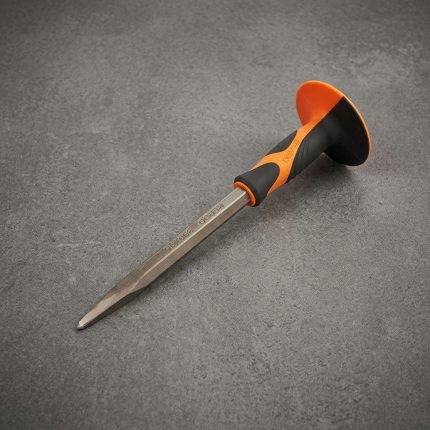Hình ảnh Đục nguội loại nhọn Kendo 26512 16×300mm chính hãng với thiết kế đầu nhọn sắc bén, thân thép hợp kim cường lực và tay cầm bọc cao su chống trượt tích hợp tấm chắn bảo vệ tay. Sản phẩm chuyên dùng để đột, đục kim loại, tạo điểm, phá ba via và gia công cơ khí chính xác. Với chiều dài 300mm và đường kính thân 16mm, đục nguội Kendo 26512 mang lại khả năng truyền lực hiệu quả, độ bền cao và đáp ứng tốt nhu cầu sử dụng trong xưởng cơ khí, bảo trì và công nghiệp.