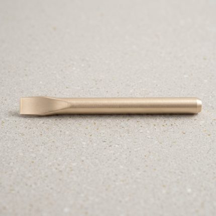 Hình ảnh Đục phẳng tròn bằng đồng 20×250mm SATA 31173 chính hãng, chế tạo từ hợp kim đồng chống phát tia lửa, chuyên dùng để đục cắt, loại bỏ ba via và xử lý bề mặt kim loại trong môi trường dễ cháy nổ như dầu khí, hóa chất, khai thác mỏ và nhà máy công nghiệp, đảm bảo an toàn, độ bền và hiệu suất làm việc cao.