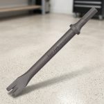 Đục xẻ KAJA18B1 là dụng cụ đục chuyên dụng được chế tạo từ thép hợp kim cường lực có khả năng chịu va đập và chống mài mòn cao. Thiết kế đầu đục dạng xẻ giúp phá vỡ lớp vữa, bê tông mỏng, gạch ốp lát và các vật liệu xây dựng cứng một cách nhanh chóng, chính xác. Đục xẻ KAJA18B1 phù hợp cho công việc xây dựng, cải tạo công trình, cơ khí và bảo trì công nghiệp, mang lại hiệu suất làm việc cao và độ bền lâu dài.
