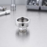 Dụng cụ sửa ren TOP Japan NA-38 chính hãng Nhật Bản được thiết kế dạng đầu giữ bàn ren với thân khía nhám chống trượt, hỗ trợ phục hồi, làm sạch và sửa chữa ren ngoài bị hư hỏng trên bu lông, ty ren và các chi tiết cơ khí, đảm bảo độ chính xác cao trong công tác bảo trì và sửa chữa.