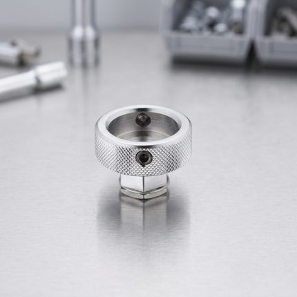 Dụng cụ sửa ren TOP Japan NA-38 chính hãng Nhật Bản được thiết kế dạng đầu giữ bàn ren với thân khía nhám chống trượt, hỗ trợ phục hồi, làm sạch và sửa chữa ren ngoài bị hư hỏng trên bu lông, ty ren và các chi tiết cơ khí, đảm bảo độ chính xác cao trong công tác bảo trì và sửa chữa.