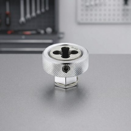Dụng cụ sửa ren TOP Japan NA-38-M16 chính hãng Nhật Bản được thiết kế dạng đầu giữ bàn ren với thân khía nhám chống trượt, tích hợp bàn ren M16 bên trong, hỗ trợ phục hồi, làm sạch và sửa chữa ren ngoài bị hư hỏng trên bu lông, ty ren và chi tiết cơ khí với độ chính xác cao.