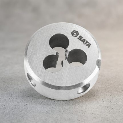 Hình ảnh thực tế Khuôn tạo ren ngoài taro M10x1.5mm SATA 50910 được chế tạo từ thép hợp kim có độ cứng cao, thiết kế dạng khuôn ren tròn tiêu chuẩn với hệ thống lỗ thoát phoi tối ưu giúp quá trình cắt ren diễn ra ổn định, giảm ma sát và nâng cao hiệu quả gia công. Sản phẩm chuyên dùng để tạo mới hoặc phục hồi ren ngoài M10x1.5mm trên bu lông, ty ren, trục cơ khí và các chi tiết kim loại trong ngành cơ khí chế tạo, sửa chữa và bảo trì công nghiệp. Với khả năng tạo ren sắc nét, độ đồng tâm cao, chống mài mòn tốt và tuổi thọ sử dụng lâu dài, khuôn ren SATA 50910 là lựa chọn phù hợp cho xưởng cơ khí, đơn vị bảo trì thiết bị và kỹ thuật viên chuyên nghiệp. Sản phẩm được Công Nghiệp An Toàn phân phối chính hãng, đáp ứng nhu cầu gia công ren ngoài chất lượng cao, đảm bảo độ chính xác và hiệu suất làm việc bền bỉ trong môi trường sản xuất công nghiệp.