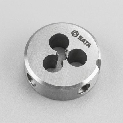 Hình ảnh thực tế Khuôn tạo ren ngoài taro M12x1.75mm SATA 50912 được chế tạo từ thép hợp kim có độ cứng cao, thiết kế dạng khuôn ren tròn tiêu chuẩn với hệ thống lỗ thoát phoi tối ưu giúp quá trình cắt ren diễn ra ổn định, giảm ma sát và nâng cao hiệu suất gia công. Sản phẩm chuyên dùng để tạo mới hoặc phục hồi ren ngoài M12x1.75mm trên bu lông, ty ren, trục cơ khí và các chi tiết kim loại trong ngành cơ khí chế tạo, sửa chữa và bảo trì công nghiệp. Với khả năng tạo ren sắc nét, độ đồng tâm cao, chống mài mòn tốt và tuổi thọ sử dụng lâu dài, khuôn ren SATA 50912 là lựa chọn phù hợp cho xưởng cơ khí, đơn vị bảo trì thiết bị và kỹ thuật viên chuyên nghiệp. Sản phẩm được Công Nghiệp An Toàn phân phối chính hãng, đáp ứng nhu cầu gia công ren ngoài chất lượng cao, đảm bảo độ chính xác, độ bền và hiệu quả làm việc trong môi trường sản xuất công nghiệp.