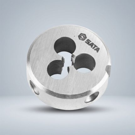 Hình ảnh thực tế Khuôn tạo ren ngoài taro M12x1.75mm SATA 50912 được chế tạo từ thép hợp kim có độ cứng cao, thiết kế dạng khuôn ren tròn tiêu chuẩn với hệ thống lỗ thoát phoi tối ưu giúp quá trình cắt ren diễn ra ổn định, giảm ma sát và nâng cao hiệu suất gia công. Sản phẩm chuyên dùng để tạo mới hoặc phục hồi ren ngoài M12x1.75mm trên bu lông, ty ren, trục cơ khí và các chi tiết kim loại trong ngành cơ khí chế tạo, sửa chữa và bảo trì công nghiệp. Với khả năng tạo ren sắc nét, độ đồng tâm cao, chống mài mòn tốt và tuổi thọ sử dụng lâu dài, khuôn ren SATA 50912 là lựa chọn phù hợp cho xưởng cơ khí, đơn vị bảo trì thiết bị và kỹ thuật viên chuyên nghiệp. Sản phẩm được Công Nghiệp An Toàn phân phối chính hãng, đáp ứng nhu cầu gia công ren ngoài chất lượng cao, đảm bảo độ chính xác, độ bền và hiệu quả làm việc trong môi trường sản xuất công nghiệp.