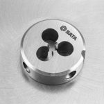 Hình ảnh thực tế Khuôn tạo ren ngoài taro M14x2mm SATA 50914 được chế tạo từ thép hợp kim có độ cứng cao, thiết kế dạng khuôn ren tròn tiêu chuẩn với hệ thống lỗ thoát phoi tối ưu giúp quá trình cắt ren diễn ra ổn định, giảm ma sát và nâng cao hiệu suất gia công. Sản phẩm chuyên dùng để tạo mới hoặc phục hồi ren ngoài M14x2mm trên bu lông, thanh ren, trục cơ khí và các chi tiết kim loại trong lĩnh vực cơ khí chế tạo, sửa chữa và bảo trì công nghiệp. Với khả năng tạo ren sắc nét, độ đồng tâm cao, chống mài mòn hiệu quả và tuổi thọ sử dụng lâu dài, khuôn ren SATA 50914 là lựa chọn lý tưởng cho xưởng cơ khí, đơn vị bảo trì thiết bị và kỹ thuật viên chuyên nghiệp. Sản phẩm được Công Nghiệp An Toàn phân phối chính hãng, đáp ứng nhu cầu gia công ren ngoài chất lượng cao, đảm bảo độ chính xác, độ bền và hiệu quả làm việc tối ưu trong môi trường sản xuất công nghiệp.