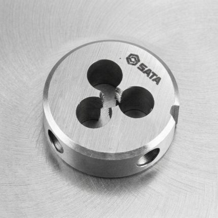 Hình ảnh thực tế Khuôn tạo ren ngoài taro M14x2mm SATA 50914 được chế tạo từ thép hợp kim có độ cứng cao, thiết kế dạng khuôn ren tròn tiêu chuẩn với hệ thống lỗ thoát phoi tối ưu giúp quá trình cắt ren diễn ra ổn định, giảm ma sát và nâng cao hiệu suất gia công. Sản phẩm chuyên dùng để tạo mới hoặc phục hồi ren ngoài M14x2mm trên bu lông, thanh ren, trục cơ khí và các chi tiết kim loại trong lĩnh vực cơ khí chế tạo, sửa chữa và bảo trì công nghiệp. Với khả năng tạo ren sắc nét, độ đồng tâm cao, chống mài mòn hiệu quả và tuổi thọ sử dụng lâu dài, khuôn ren SATA 50914 là lựa chọn lý tưởng cho xưởng cơ khí, đơn vị bảo trì thiết bị và kỹ thuật viên chuyên nghiệp. Sản phẩm được Công Nghiệp An Toàn phân phối chính hãng, đáp ứng nhu cầu gia công ren ngoài chất lượng cao, đảm bảo độ chính xác, độ bền và hiệu quả làm việc tối ưu trong môi trường sản xuất công nghiệp.