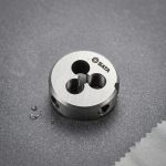 Hình ảnh thực tế Khuôn tạo ren ngoài taro M16x2mm SATA 50916 được chế tạo từ thép hợp kim có độ cứng cao, thiết kế dạng khuôn ren tròn tiêu chuẩn với hệ thống lỗ thoát phoi tối ưu giúp quá trình cắt ren diễn ra ổn định, giảm ma sát và nâng cao hiệu suất gia công. Sản phẩm chuyên dùng để tạo mới hoặc phục hồi ren ngoài M16x2mm trên bu lông, thanh ren, trục cơ khí và các chi tiết kim loại trong ngành cơ khí chế tạo, sửa chữa và bảo trì công nghiệp. Với khả năng tạo ren sắc nét, độ đồng tâm cao, chống mài mòn hiệu quả và tuổi thọ sử dụng lâu dài, khuôn ren SATA 50916 là lựa chọn lý tưởng cho xưởng cơ khí, đơn vị bảo trì thiết bị và kỹ thuật viên chuyên nghiệp. Sản phẩm được Công Nghiệp An Toàn phân phối chính hãng, đáp ứng nhu cầu gia công ren ngoài chất lượng cao, đảm bảo độ chính xác, độ bền và hiệu quả làm việc tối ưu trong môi trường sản xuất công nghiệp.