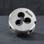 Khuôn tạo ren ngoài taro M20x2.5mm SATA 50920 chính hãng SATA được chế tạo từ thép hợp kim chất lượng cao, chuyên dùng để tạo và phục hồi ren ngoài hệ mét M20x2.5 trên bu lông, thanh ren và các chi tiết cơ khí. Sản phẩm có khả năng cắt ren chính xác, thoát phoi hiệu quả, phù hợp cho gia công cơ khí, bảo trì thiết bị và sửa chữa công nghiệp.