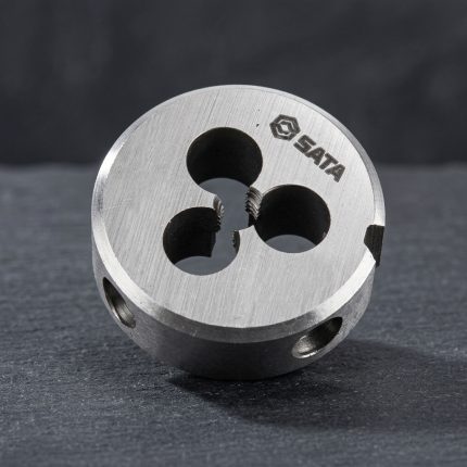 Khuôn tạo ren ngoài taro M20x2.5mm SATA 50920 chính hãng SATA được chế tạo từ thép hợp kim chất lượng cao, chuyên dùng để tạo và phục hồi ren ngoài hệ mét M20x2.5 trên bu lông, thanh ren và các chi tiết cơ khí. Sản phẩm có khả năng cắt ren chính xác, thoát phoi hiệu quả, phù hợp cho gia công cơ khí, bảo trì thiết bị và sửa chữa công nghiệp.