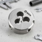 Khuôn tạo ren ngoài taro M20x2.5mm SATA 50920 chính hãng SATA được chế tạo từ thép hợp kim chất lượng cao, chuyên dùng để tạo và phục hồi ren ngoài hệ mét M20x2.5 trên bu lông, thanh ren và các chi tiết cơ khí. Sản phẩm có khả năng cắt ren chính xác, thoát phoi hiệu quả, phù hợp cho gia công cơ khí, bảo trì thiết bị và sửa chữa công nghiệp.