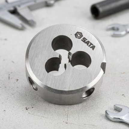 Khuôn tạo ren ngoài taro M20x2.5mm SATA 50920 chính hãng SATA được chế tạo từ thép hợp kim chất lượng cao, chuyên dùng để tạo và phục hồi ren ngoài hệ mét M20x2.5 trên bu lông, thanh ren và các chi tiết cơ khí. Sản phẩm có khả năng cắt ren chính xác, thoát phoi hiệu quả, phù hợp cho gia công cơ khí, bảo trì thiết bị và sửa chữa công nghiệp.