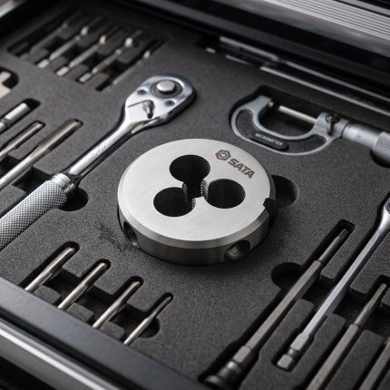 Khuôn tạo ren ngoài taro M22x2.5mm SATA 50922 chính hãng bằng thép hợp kim chất lượng cao, chuyên dùng tạo ren ngoài M22 bước ren 2.5mm trên thép, inox và kim loại màu trong gia công cơ khí, sửa chữa và bảo trì công nghiệp.