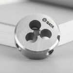 Khuôn tạo ren ngoài taro M22x2.5mm SATA 50922 chính hãng bằng thép hợp kim chất lượng cao, chuyên dùng tạo ren ngoài M22 bước ren 2.5mm trên thép, inox và kim loại màu trong gia công cơ khí, sửa chữa và bảo trì công nghiệp.