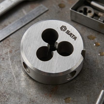 Khuôn tạo ren ngoài taro M24x3mm SATA 50924 chính hãng bằng thép hợp kim chất lượng cao, chuyên dùng để tạo mới hoặc phục hồi ren ngoài M24 bước ren 3mm trên bu lông, trục thép và các chi tiết cơ khí, đảm bảo ren sắc nét, chính xác và độ bền vượt trội trong gia công công nghiệp.