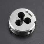 Hình ảnh thực tế Khuôn tạo ren ngoài taro M3x0.5mm SATA 50903 được chế tạo từ thép hợp kim có độ cứng cao, thiết kế dạng tròn với các lỗ thoát phoi giúp quá trình cắt ren diễn ra mượt mà và chính xác. Sản phẩm chuyên dùng để gia công hoặc phục hồi ren ngoài M3x0.5mm trên ty ren, bu lông và các chi tiết cơ khí có kích thước nhỏ. Với khả năng tạo ren sắc nét, độ đồng tâm cao và tuổi thọ bền bỉ, khuôn ren SATA 50903 là lựa chọn phù hợp cho xưởng cơ khí, đơn vị bảo trì thiết bị và thợ kỹ thuật chuyên nghiệp. Sản phẩm được Công Nghiệp An Toàn phân phối chính hãng, đáp ứng nhu cầu gia công ren ngoài chất lượng cao trong công nghiệp và sửa chữa cơ khí.