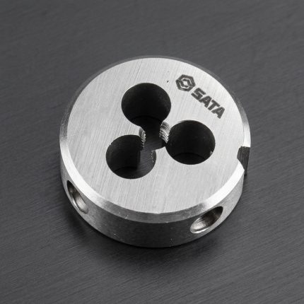 Hình ảnh thực tế Khuôn tạo ren ngoài taro M3x0.5mm SATA 50903 được chế tạo từ thép hợp kim có độ cứng cao, thiết kế dạng tròn với các lỗ thoát phoi giúp quá trình cắt ren diễn ra mượt mà và chính xác. Sản phẩm chuyên dùng để gia công hoặc phục hồi ren ngoài M3x0.5mm trên ty ren, bu lông và các chi tiết cơ khí có kích thước nhỏ. Với khả năng tạo ren sắc nét, độ đồng tâm cao và tuổi thọ bền bỉ, khuôn ren SATA 50903 là lựa chọn phù hợp cho xưởng cơ khí, đơn vị bảo trì thiết bị và thợ kỹ thuật chuyên nghiệp. Sản phẩm được Công Nghiệp An Toàn phân phối chính hãng, đáp ứng nhu cầu gia công ren ngoài chất lượng cao trong công nghiệp và sửa chữa cơ khí.