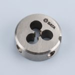 Hình ảnh thực tế Khuôn tạo ren ngoài taro M4x0.7mm SATA 50904 được chế tạo từ thép hợp kim có độ cứng cao, thiết kế dạng khuôn ren tròn tiêu chuẩn với hệ thống lỗ thoát phoi giúp cắt ren mượt mà và hạn chế bám phoi. Sản phẩm chuyên dùng để tạo mới hoặc phục hồi ren ngoài M4x0.7mm trên bu lông, ty ren và các chi tiết cơ khí có kích thước nhỏ, đảm bảo bước ren sắc nét, đồng đều và đạt độ chính xác cao. Với khả năng chống mài mòn tốt, tuổi thọ sử dụng lâu dài và tính tương thích với nhiều loại tay quay khuôn ren, khuôn ren SATA 50904 là lựa chọn phù hợp cho xưởng cơ khí, đơn vị bảo trì thiết bị và kỹ thuật viên chuyên nghiệp. Sản phẩm được Công Nghiệp An Toàn phân phối chính hãng, đáp ứng nhu cầu gia công ren ngoài chất lượng cao trong lĩnh vực cơ khí chế tạo và sửa chữa công nghiệp.