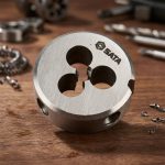 Hình ảnh thực tế Khuôn tạo ren ngoài taro M4x0.7mm SATA 50904 được chế tạo từ thép hợp kim có độ cứng cao, thiết kế dạng khuôn ren tròn tiêu chuẩn với hệ thống lỗ thoát phoi giúp cắt ren mượt mà và hạn chế bám phoi. Sản phẩm chuyên dùng để tạo mới hoặc phục hồi ren ngoài M4x0.7mm trên bu lông, ty ren và các chi tiết cơ khí có kích thước nhỏ, đảm bảo bước ren sắc nét, đồng đều và đạt độ chính xác cao. Với khả năng chống mài mòn tốt, tuổi thọ sử dụng lâu dài và tính tương thích với nhiều loại tay quay khuôn ren, khuôn ren SATA 50904 là lựa chọn phù hợp cho xưởng cơ khí, đơn vị bảo trì thiết bị và kỹ thuật viên chuyên nghiệp. Sản phẩm được Công Nghiệp An Toàn phân phối chính hãng, đáp ứng nhu cầu gia công ren ngoài chất lượng cao trong lĩnh vực cơ khí chế tạo và sửa chữa công nghiệp.