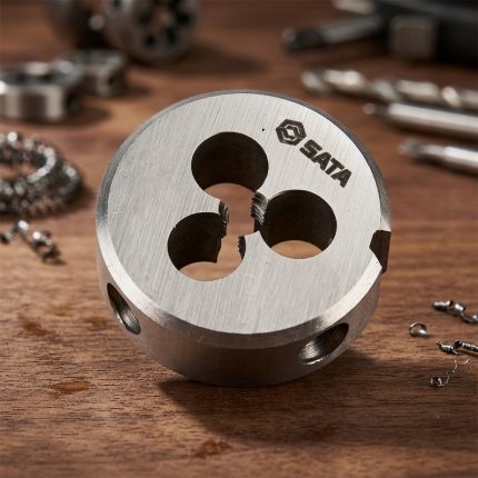 Hình ảnh thực tế Khuôn tạo ren ngoài taro M4x0.7mm SATA 50904 được chế tạo từ thép hợp kim có độ cứng cao, thiết kế dạng khuôn ren tròn tiêu chuẩn với hệ thống lỗ thoát phoi giúp cắt ren mượt mà và hạn chế bám phoi. Sản phẩm chuyên dùng để tạo mới hoặc phục hồi ren ngoài M4x0.7mm trên bu lông, ty ren và các chi tiết cơ khí có kích thước nhỏ, đảm bảo bước ren sắc nét, đồng đều và đạt độ chính xác cao. Với khả năng chống mài mòn tốt, tuổi thọ sử dụng lâu dài và tính tương thích với nhiều loại tay quay khuôn ren, khuôn ren SATA 50904 là lựa chọn phù hợp cho xưởng cơ khí, đơn vị bảo trì thiết bị và kỹ thuật viên chuyên nghiệp. Sản phẩm được Công Nghiệp An Toàn phân phối chính hãng, đáp ứng nhu cầu gia công ren ngoài chất lượng cao trong lĩnh vực cơ khí chế tạo và sửa chữa công nghiệp.