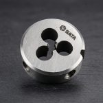 Hình ảnh thực tế Khuôn tạo ren ngoài taro M5x0.8mm SATA 50905 được chế tạo từ thép hợp kim có độ cứng cao, thiết kế dạng khuôn ren tròn tiêu chuẩn với hệ thống lỗ thoát phoi tối ưu giúp quá trình cắt ren diễn ra mượt mà và hiệu quả. Sản phẩm chuyên dùng để tạo mới hoặc phục hồi ren ngoài M5x0.8mm trên bu lông, ty ren, chốt cơ khí và các chi tiết kim loại có kích thước nhỏ. Với khả năng tạo ren sắc nét, độ đồng tâm cao, chống mài mòn tốt và tuổi thọ sử dụng lâu dài, khuôn ren SATA 50905 là lựa chọn phù hợp cho xưởng cơ khí, đơn vị bảo trì thiết bị và kỹ thuật viên chuyên nghiệp. Sản phẩm được Công Nghiệp An Toàn phân phối chính hãng, đáp ứng nhu cầu gia công ren ngoài chất lượng cao trong lĩnh vực cơ khí chế tạo, sửa chữa và bảo trì công nghiệp.