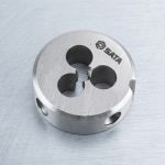 Hình ảnh thực tế Khuôn tạo ren ngoài taro M5x0.8mm SATA 50905 được chế tạo từ thép hợp kim có độ cứng cao, thiết kế dạng khuôn ren tròn tiêu chuẩn với hệ thống lỗ thoát phoi tối ưu giúp quá trình cắt ren diễn ra mượt mà và hiệu quả. Sản phẩm chuyên dùng để tạo mới hoặc phục hồi ren ngoài M5x0.8mm trên bu lông, ty ren, chốt cơ khí và các chi tiết kim loại có kích thước nhỏ. Với khả năng tạo ren sắc nét, độ đồng tâm cao, chống mài mòn tốt và tuổi thọ sử dụng lâu dài, khuôn ren SATA 50905 là lựa chọn phù hợp cho xưởng cơ khí, đơn vị bảo trì thiết bị và kỹ thuật viên chuyên nghiệp. Sản phẩm được Công Nghiệp An Toàn phân phối chính hãng, đáp ứng nhu cầu gia công ren ngoài chất lượng cao trong lĩnh vực cơ khí chế tạo, sửa chữa và bảo trì công nghiệp.