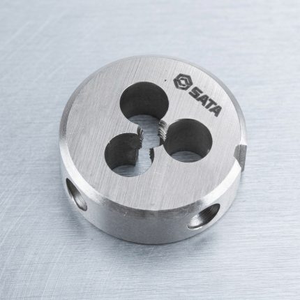 Hình ảnh thực tế Khuôn tạo ren ngoài taro M5x0.8mm SATA 50905 được chế tạo từ thép hợp kim có độ cứng cao, thiết kế dạng khuôn ren tròn tiêu chuẩn với hệ thống lỗ thoát phoi tối ưu giúp quá trình cắt ren diễn ra mượt mà và hiệu quả. Sản phẩm chuyên dùng để tạo mới hoặc phục hồi ren ngoài M5x0.8mm trên bu lông, ty ren, chốt cơ khí và các chi tiết kim loại có kích thước nhỏ. Với khả năng tạo ren sắc nét, độ đồng tâm cao, chống mài mòn tốt và tuổi thọ sử dụng lâu dài, khuôn ren SATA 50905 là lựa chọn phù hợp cho xưởng cơ khí, đơn vị bảo trì thiết bị và kỹ thuật viên chuyên nghiệp. Sản phẩm được Công Nghiệp An Toàn phân phối chính hãng, đáp ứng nhu cầu gia công ren ngoài chất lượng cao trong lĩnh vực cơ khí chế tạo, sửa chữa và bảo trì công nghiệp.