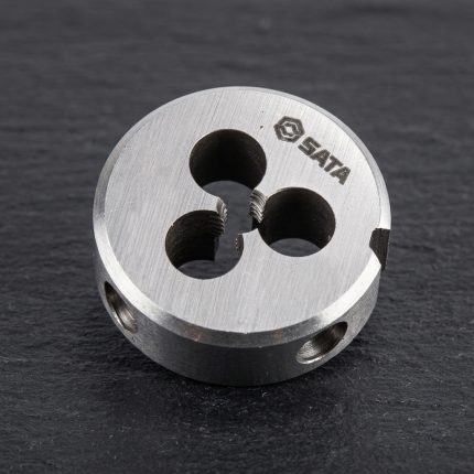 Hình ảnh thực tế Khuôn tạo ren ngoài taro M6x1mm SATA 50906 được chế tạo từ thép hợp kim có độ cứng cao, thiết kế dạng khuôn ren tròn tiêu chuẩn với hệ thống lỗ thoát phoi tối ưu giúp quá trình cắt ren diễn ra nhẹ nhàng, ổn định và hạn chế tình trạng bám phoi. Sản phẩm chuyên dùng để tạo mới hoặc phục hồi ren ngoài M6x1mm trên bu lông, thanh ren, chốt định vị và các chi tiết kim loại trong lĩnh vực cơ khí chế tạo, sửa chữa và bảo trì công nghiệp. Với khả năng tạo ren sắc nét, độ đồng tâm cao, chống mài mòn tốt và tuổi thọ sử dụng lâu dài, khuôn ren SATA 50906 là lựa chọn phù hợp cho xưởng cơ khí, đơn vị bảo trì thiết bị và kỹ thuật viên chuyên nghiệp. Sản phẩm được Công Nghiệp An Toàn phân phối chính hãng, đáp ứng nhu cầu gia công ren ngoài chất lượng cao với hiệu suất làm việc ổn định và độ chính xác cao.