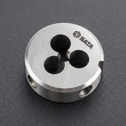 Hình ảnh thực tế Khuôn tạo ren ngoài taro M8x1.25mm SATA 50908 được chế tạo từ thép hợp kim có độ cứng cao, thiết kế dạng khuôn ren tròn tiêu chuẩn với hệ thống lỗ thoát phoi tối ưu giúp quá trình cắt ren diễn ra ổn định, giảm ma sát và hạn chế hiện tượng kẹt phoi. Sản phẩm chuyên dùng để tạo mới hoặc phục hồi ren ngoài M8x1.25mm trên bu lông, ty ren, trục cơ khí và các chi tiết kim loại trong ngành cơ khí chế tạo, sửa chữa và bảo trì công nghiệp. Với khả năng tạo ren sắc nét, độ đồng tâm cao, chống mài mòn tốt và tuổi thọ sử dụng lâu dài, khuôn ren SATA 50908 là lựa chọn phù hợp cho xưởng cơ khí, đơn vị bảo trì thiết bị và kỹ thuật viên chuyên nghiệp. Sản phẩm được Công Nghiệp An Toàn phân phối chính hãng, đáp ứng nhu cầu gia công ren ngoài chất lượng cao với hiệu suất làm việc bền bỉ và độ chính xác vượt trội.