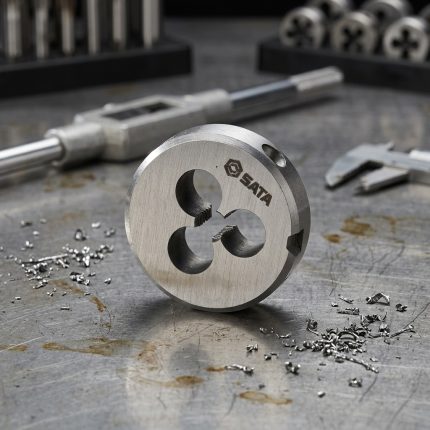 Hình ảnh thực tế Khuôn tạo ren ngoài taro M8x1.25mm SATA 50908 được chế tạo từ thép hợp kim có độ cứng cao, thiết kế dạng khuôn ren tròn tiêu chuẩn với hệ thống lỗ thoát phoi tối ưu giúp quá trình cắt ren diễn ra ổn định, giảm ma sát và hạn chế hiện tượng kẹt phoi. Sản phẩm chuyên dùng để tạo mới hoặc phục hồi ren ngoài M8x1.25mm trên bu lông, ty ren, trục cơ khí và các chi tiết kim loại trong ngành cơ khí chế tạo, sửa chữa và bảo trì công nghiệp. Với khả năng tạo ren sắc nét, độ đồng tâm cao, chống mài mòn tốt và tuổi thọ sử dụng lâu dài, khuôn ren SATA 50908 là lựa chọn phù hợp cho xưởng cơ khí, đơn vị bảo trì thiết bị và kỹ thuật viên chuyên nghiệp. Sản phẩm được Công Nghiệp An Toàn phân phối chính hãng, đáp ứng nhu cầu gia công ren ngoài chất lượng cao với hiệu suất làm việc bền bỉ và độ chính xác vượt trội.