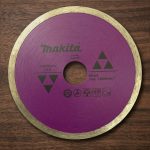 Hình ảnh Lưỡi Cắt Gạch 110mm Makita D-44258 chính hãng được thiết kế chuyên dụng để cắt gạch men, gạch ceramic, gạch porcelain và các vật liệu xây dựng tương tự. Với đường kính 110mm, vành cắt phủ hạt kim cương chất lượng cao giúp tạo đường cắt sắc nét, hạn chế sứt mẻ và tăng hiệu quả thi công. Lưỡi Cắt Gạch 110mm Makita D-44258 có khả năng vận hành ổn định, độ bền cao và phù hợp với nhiều dòng máy cắt gạch cầm tay phổ biến, là lựa chọn lý tưởng cho thợ xây dựng, thợ ốp lát và công trình chuyên nghiệp.