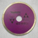 Hình ảnh Lưỡi Cắt Gạch 110mm Makita D-44258 chính hãng được thiết kế chuyên dụng để cắt gạch men, gạch ceramic, gạch porcelain và các vật liệu xây dựng tương tự. Với đường kính 110mm, vành cắt phủ hạt kim cương chất lượng cao giúp tạo đường cắt sắc nét, hạn chế sứt mẻ và tăng hiệu quả thi công. Lưỡi Cắt Gạch 110mm Makita D-44258 có khả năng vận hành ổn định, độ bền cao và phù hợp với nhiều dòng máy cắt gạch cầm tay phổ biến, là lựa chọn lý tưởng cho thợ xây dựng, thợ ốp lát và công trình chuyên nghiệp.