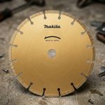 Lưỡi cắt bê tông 305mm Makita A-02478 là dòng lưỡi cắt kim cương cao cấp được sản xuất tại Nhật Bản, chuyên dùng cho các công việc cắt bê tông, bê tông cốt thép, gạch xây, đá tự nhiên và vật liệu xây dựng cứng. Với đường kính 305mm cùng vành cắt kim cương liên tục kết hợp rãnh tản nhiệt tối ưu, sản phẩm mang lại khả năng cắt nhanh, đường cắt chính xác và tuổi thọ vượt trội. Lưỡi cắt bê tông Makita A-02478 giúp giảm rung lắc, tăng hiệu suất làm việc và phù hợp cho các công trình xây dựng, nhà thầu thi công cũng như đơn vị chuyên cắt bê tông chuyên nghiệp.